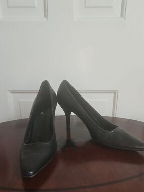 Classic Vigotti Soft Black Leather Pointed-Toe Women's Pumps